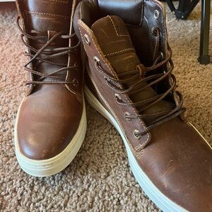 Never worn Women’s Timbs 7.5